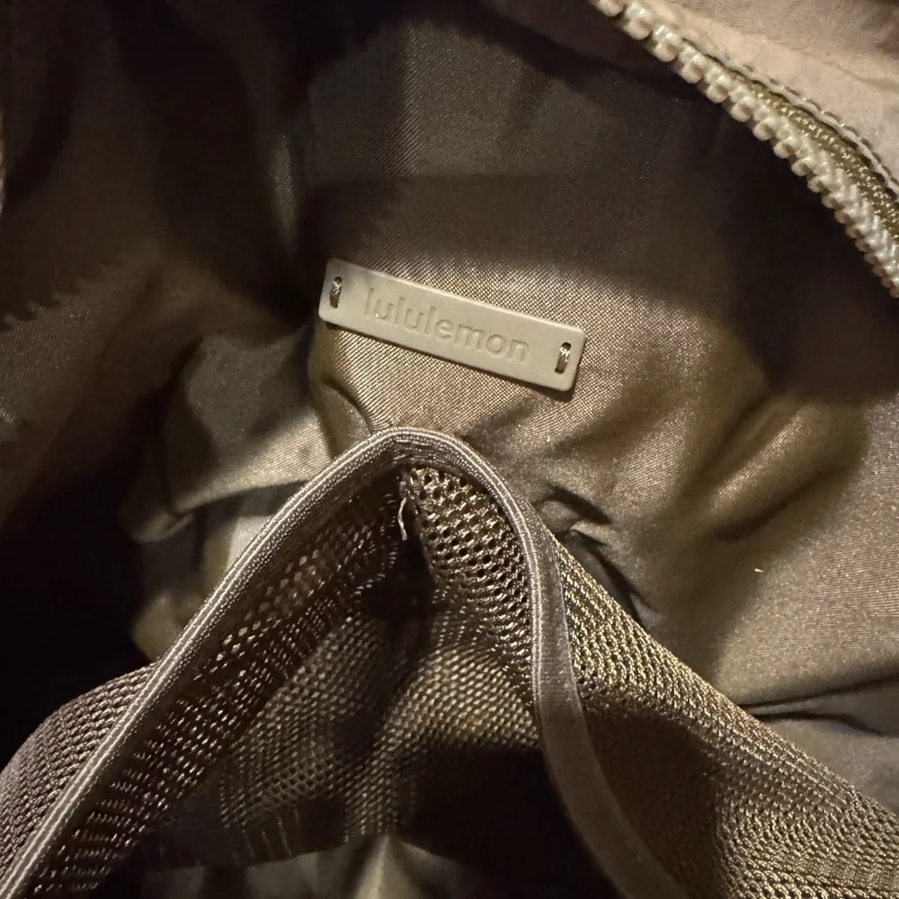 Lululemon Athletica Clean Line 22L Bag - Picture 4 of 8